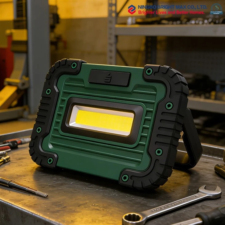 Ładowalna lampa robocza USB o mocy 390 lumenów